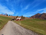 07 Salendo alla Forcella di Spettino con vista in Monte Gioco